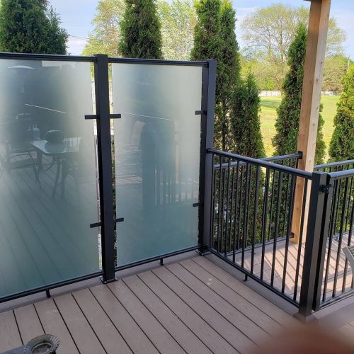 DekSmart Railings glass privacy wall and picket railing with frosted glass.
