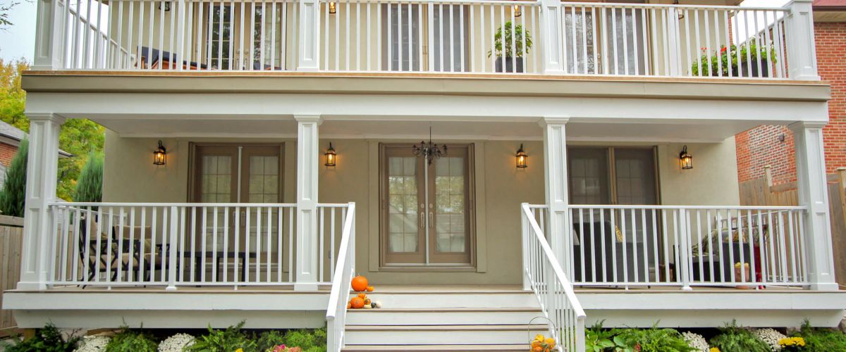 DekSmart wide picket aluminum deck railing in white